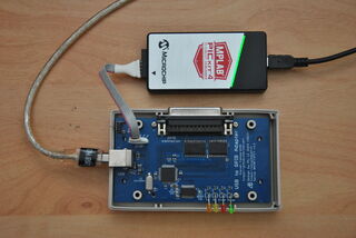 vue de l'adaptateur USB-GPIB et du programmateur (ici un PICkit4)...